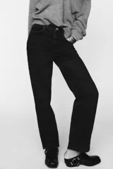 Jeans de tiro alto color negro con efecto lavado, corte mom fit, cinco bolsillos y cierre frontal con cremallera y botón metálico.