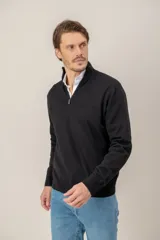 Sweater de lana merino con cuello alto y cierre frontal parcial, de diseño clásico y ajuste regular.