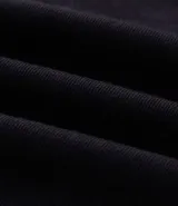 Pantalón slim cropped de sarga color negro para hombre, de corte ajustado y diseño liso. Cuenta con cintura con pasadores, cierre frontal con botón y cremallera, y bolsillos funcionales delanteros y traseros.