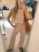 Conjunto de dos piezas compuesto por un top sin mangas de corte recto y un pantalón tipo palazzo con cintura elástica y bolsillos laterales, confeccionado en tela de algodón con textura.