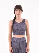 Top deportivo corto con estampado de cebra en tonos grises.