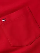 Remera roja de algodón con cuello redondo y bolsillo de parche en el pecho con logo de Tommy Hilfiger bordado.