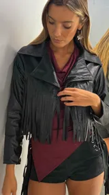 Campera corta de ecocuero negro con textura de efecto cocodrilo, diseño con flecos frontales, solapas anchas y mangas largas.