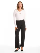 Pantalón de corte recto y silueta fluida, confeccionado en tela crepe. Presenta tiro medio-alto con pretina ancha, cartera cruzada desplazada hacia el lateral con aplique de botones metálicos, bolsillos laterales y detalles de tachas metálicas.
