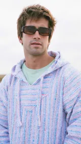 Buzo con capucha de tejido tipo poncho, con diseño a rayas horizontales en tonos celeste, rosa y blanco.