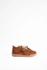 Championes urbanos de cuero vacuno en color marrón, con diseño de paneles superpuestos y costuras decorativas en zigzag. Presenta cordones bicolores y suela de goma al tono.
