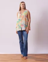 Blusa sin mangas en gasa estampada, marca Zac & Rachel. Escote en V y abertura central con botones. Hombros con detalle de puntilla. Terminación de ruedo en capas.