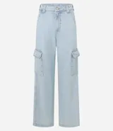 Pantalón de jean de corte recto y tiro alto, con bolsillos cargo laterales, trabillas en la cintura y cierre frontal con botón y cremallera.