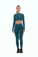 Top deportivo manga larga color azul petróleo, con escote redondo y espalda abierta.