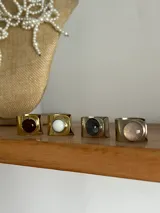 Anillo regulable hecho a mano en bronce, con diseño ancho y piedra de ágata incrustada.