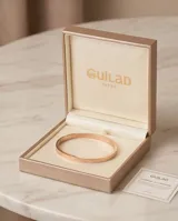 Esclava rígida de acero con baño de oro rosa, presenta un diseño grabado sutil en toda su superficie.