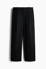 Pantalón sastrero de sarga en color negro, con corte holgado, piernas amplias con raya marcada, cierre frontal con botón y corchete ocultos, bolsillos al bies y bolsillos traseros insertados.