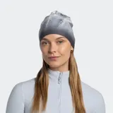 Gorro de lana reversible, con estampado de montañas en tonos grises y negros, y el reverso liso en gris oscuro.