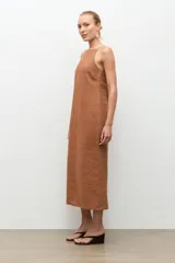 Vestido midi de lino color blanco, de corte recto y holgado, con escote cuadrado y tirantes finos.