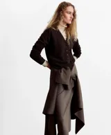 Cardigan de punto color marrón oscuro, con cuello redondo, manga larga y ajuste al cuerpo.