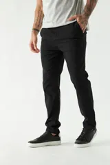 Pantalón chino de corte slim, color azul marino, con cierre frontal y bolsillos laterales.