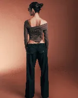 Top marrón asimétrico de algodón, con un hombro descubierto y manga larga.