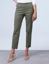 Pantalón verde militar de gabardina elastizada, marca Ruby Rd, corte recto, largo al tobillo y pretina ancha elastizada. Delantera con bolsillos simulados y trasera con bolsillos aplicados.