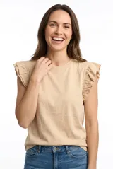 Remera color beige con cuello redondo y mangas cortas adornadas con volados fruncidos.