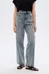 Pantalón jean de tiro alto y corte ancho, con diseño estampado de pedrería y tachas en la parte frontal.