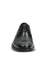 Zapato de vestir formal Hush Puppies, confeccionado en cuero negro con diseño tradicional de puntera recta y cierre mediante cordones. Cuenta con plantilla de cuero transpirable y suela de goma.