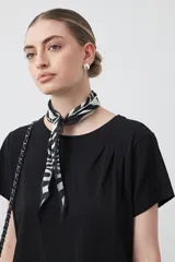 Remera básica de manga corta en color blanco, con cuello redondo y detalle de pliegues sutiles en los hombros.