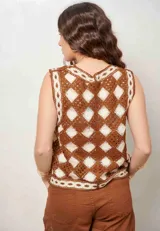 Chaleco tejido de crochet con diseño de rombos en tonos marrón y crudo, escote en V y cierre frontal con botones.