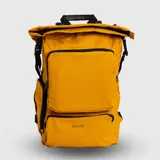Mochila urbana de diseño funcional en color mostaza, confeccionada en material repelente al agua. Cuenta con cierre superior enrollable con hebillas ajustables, un compartimento frontal grande con cierre, un bolsillo inferior adicional con el logo de la marca, compartimentos internos organizadores, funda acolchada para laptop y bolsillos laterales para botellas.