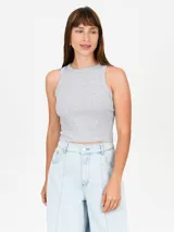 Musculosa ajustada color beige claro, con cuello redondo y sisas amplias. Tejido acanalado.