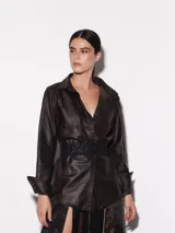 Sobrecamisa de cuero italiano de oveja, de corte entallado y diseño sin botones, ideal para usar como chaqueta liviana.