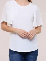 Blusa blanca con escote redondo y mangas cortas estilo mariposa confeccionadas en tela plisada translúcida.