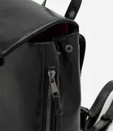 Mochila Satinato de poliuretano color negro, de diseño rectangular con solapa frontal, cierre magnético, bolsillos laterales con cierre y correas ajustables.
