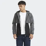 Campera ligera con capucha y cierre frontal, diseño color block en negro, marrón y beige. Cuenta con interior de polar y puños elásticos.