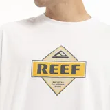 Remera de corte oversize color blanco, con cuello redondo y estampado gráfico central con el logo de la marca Reef en tonos amarillo y azul.