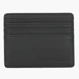 Billetera tarjetero Merrell de diseño compacto y sobrio, fabricada en cuero reciclado color negro con el logo de la marca grabado en la parte inferior.