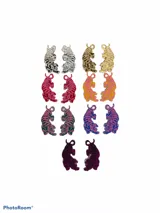 Par de aros plateados con forma de tigre parado sobre sus patas traseras.