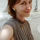 Par de aros colgantes de bronce y alpaca con diseño abstracto calado.