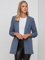 Blazer blanco de crepe, marca BBJ, con cuello solapa, bolsillos delanteros y mangas tres cuartos con frunce. Cuenta con forro interno y diseño abierto al frente.