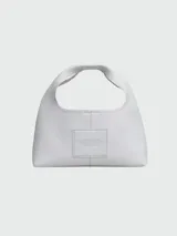 Cartera de mano tipo hobo, modelo The Mini Sack de Marc Jacobs, en color blanco con logo estampado en el frente.
