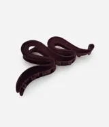 Pinza para el pelo con diseño en formato zigzag y acabado aterciopelado en color bordó. Cuenta con dientes estructurados para un agarre firme.