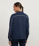 Campera deportiva Get Over en modal color azul marino, de corte recto y amplio, con mangas largas, cuello alto y cierre frontal con cremallera. Presenta bies contrastantes blancos en las mangas y hombros.