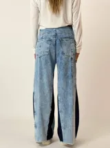 Pantalón de jean celeste con efecto lavado y parches de jean azul oscuro en los laterales.