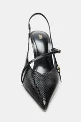 Zapato de tacón alto fino con diseño slingback, acabado en punta y textura de relieve tipo reptil. Presenta tiras laterales decorativas con hebillas metálicas doradas y tira trasera elástica para mayor ajuste.