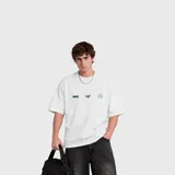Remera blanca de manga corta, con corte oversize y pequeños estampados en el pecho en tono verde.