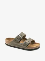 Sandalia tipo 'slide' de dos tiras ajustables con hebillas metálicas. La capellada es de nobuk engrasado color verde oliva desgastado. La plantilla es anatómica de corcho y látex, forrada en gamuza, sobre una suela EVA.