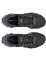 Championes de running Under Armour modelo W Ascend, color negro con entresuela en tono violeta. Presentan parte superior de malla transpirable con refuerzos en el mediopié, plantilla suave y amortiguación Charged+ Cushioning en la mediasuela.
