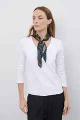 Remera de manga larga con escote en V, confeccionada en algodón de doble capa con textura suave y ajuste al cuerpo.