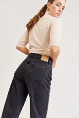 Pantalón de jean de tiro alto, corte mom, color gris oscuro con efecto lavado.