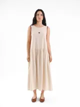 Vestido largo sin mangas, de corte amplio y relajado, con estampa a cuadros, escote redondo y falda fruncida. Cuenta con detalles de costura a contratono en las sisas y logo frontal.
