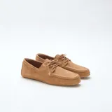 Mocasines náuticos de hombre en color tostado, confeccionados en material sintético con efecto gamuza. Presentan costuras visibles en relieve, cordones decorativos laterales y cierre frontal con cordones en el empeine.